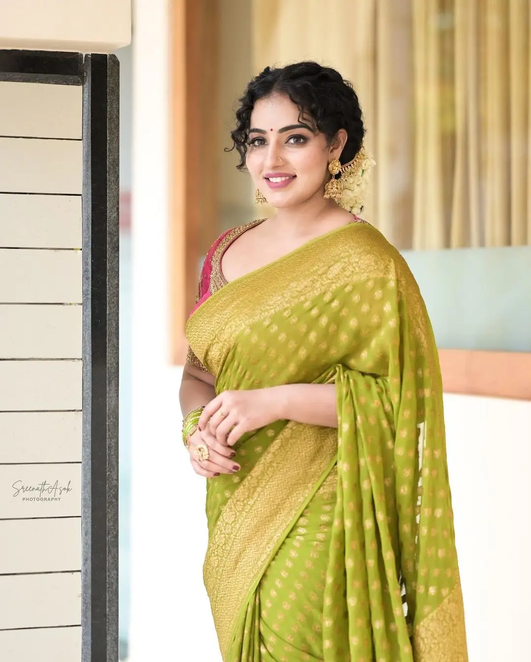 MALAVIKA MENON IN SOUTH INDIAN TRADITIONAL GREEN SAREE RED BLOUSE 19